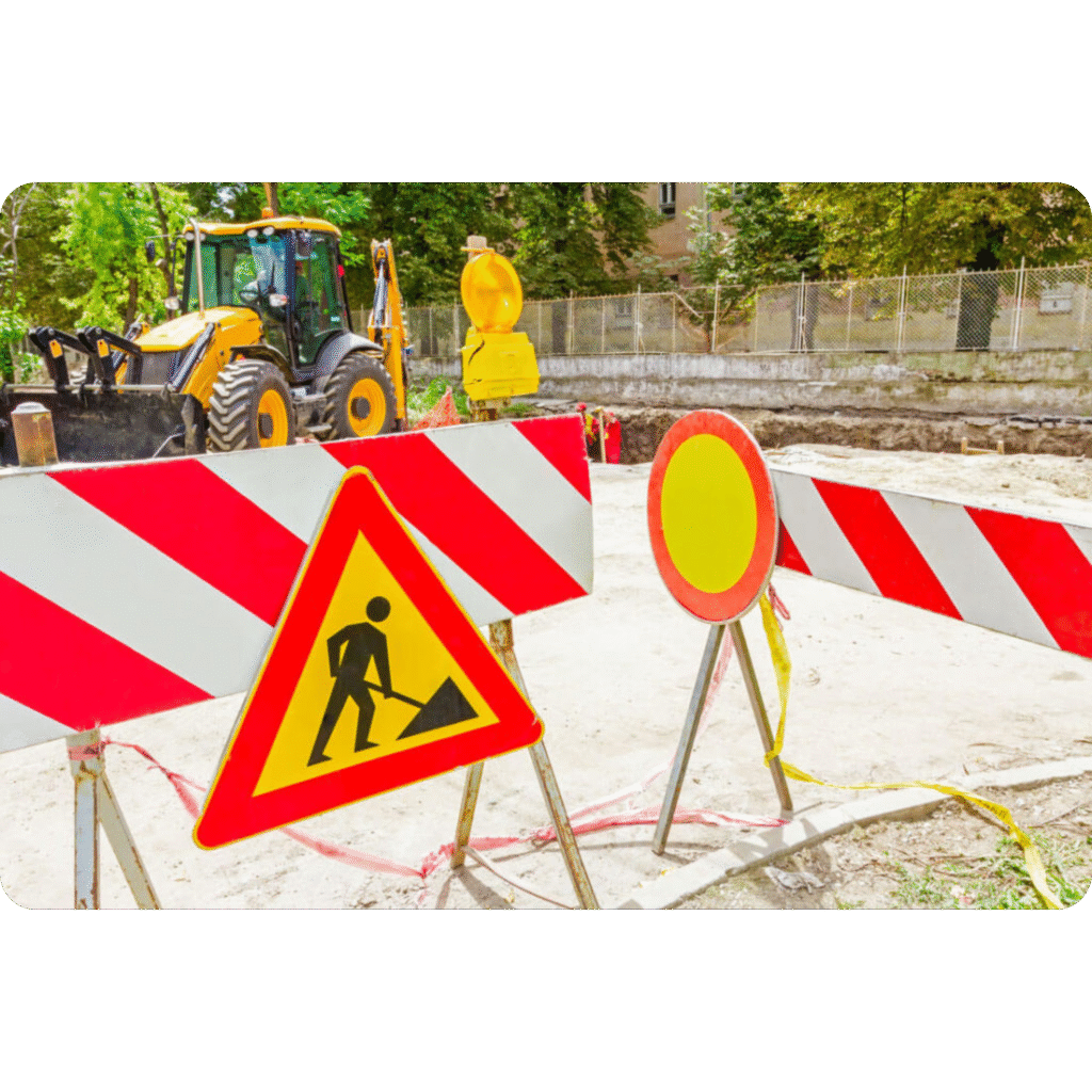 Protection du chantier et installation de panneaux pour la démolition villas Marrakech.