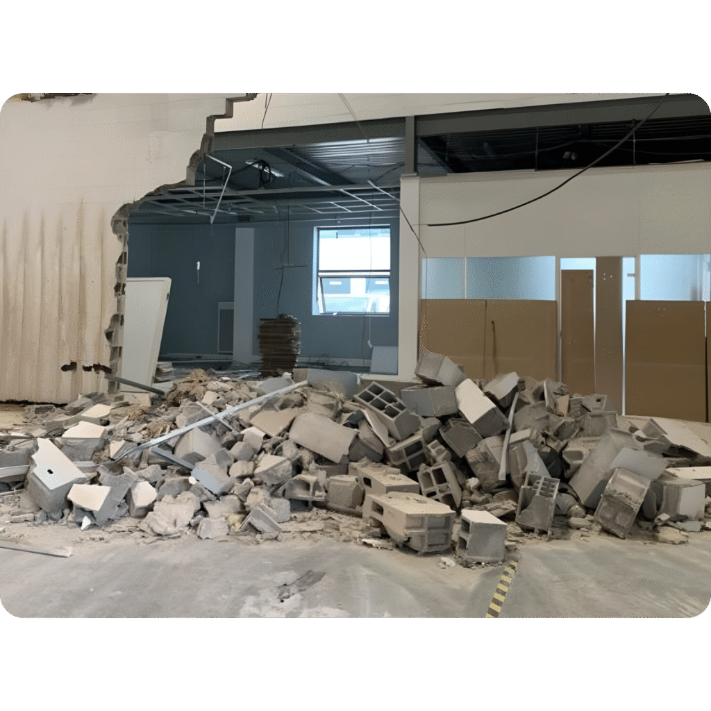 Retrait des cloisons et éléments légers avant la démolition villas Marrakech.