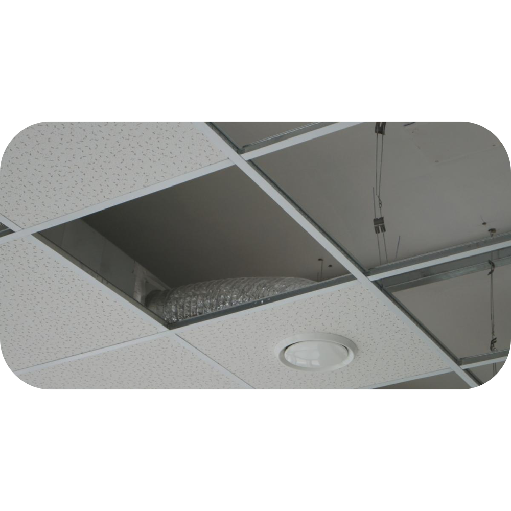 Découpe et fixation des plaques de plâtre pour un plafond placo professionnel à Marrakech.