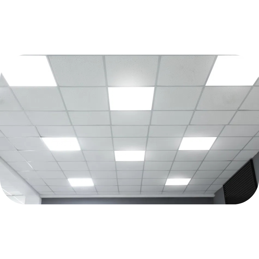 Passage des gaines techniques (électricité, ventilation) pendant l'installation plafond placo Marrakech.