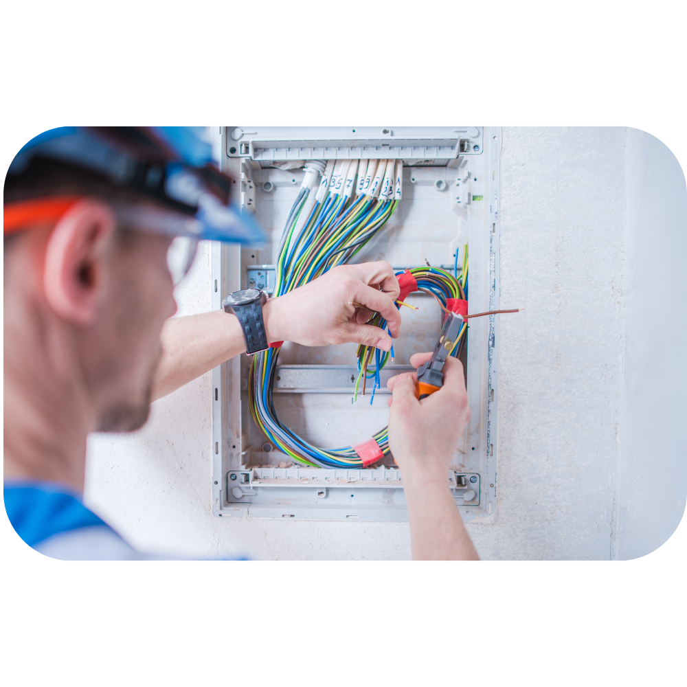 Équipe d'électriciens professionnels réalisant une rénovation électrique générale dans une villa à Rabat