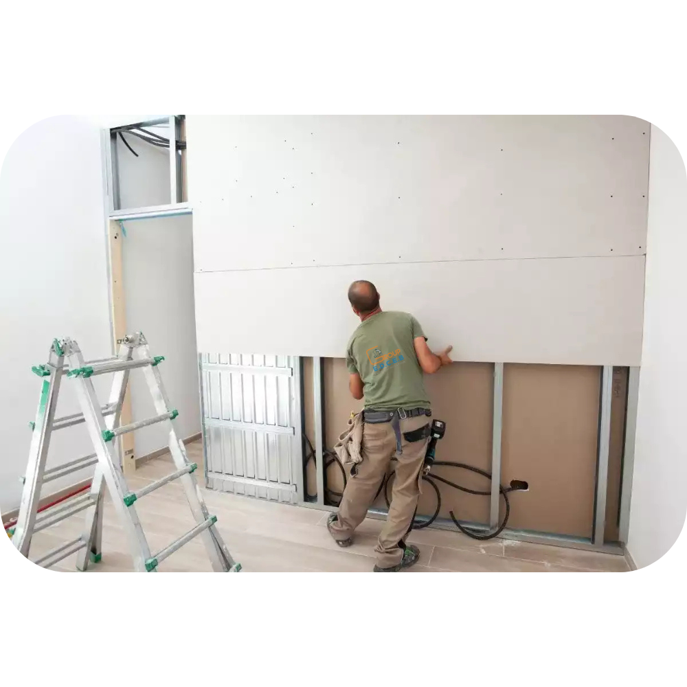 Pose experte de cloison sur rail en placo dans un appartement à Marrakech.