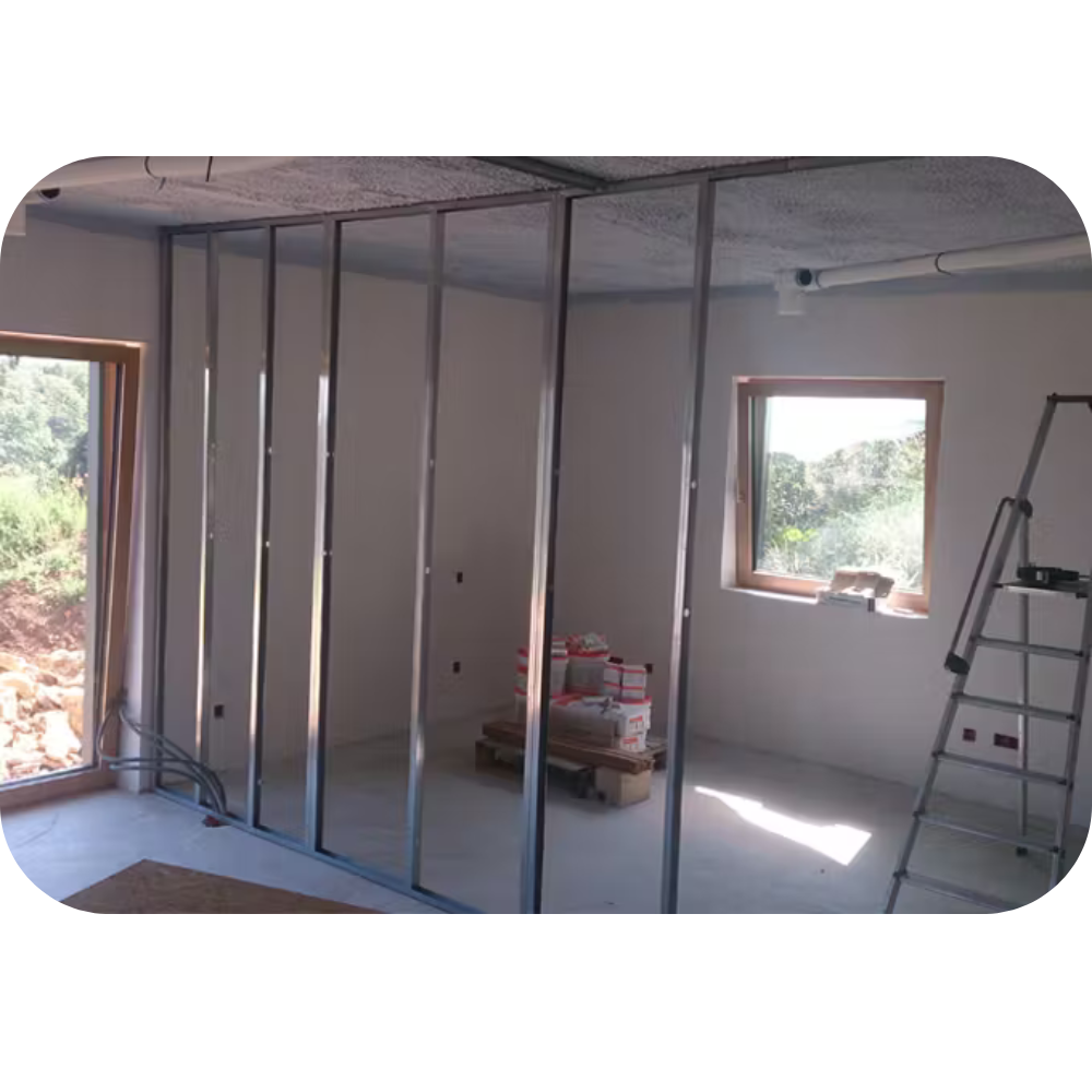 Solutions de cloisonnement sur mesure à Marrakech avec structures en placo sur rails.