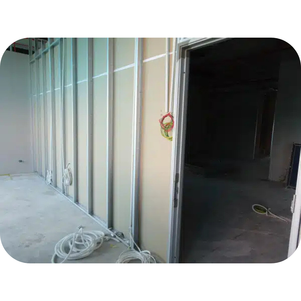 Installation des rails métalliques pour future cloison sur rail en placo à Marrakech.