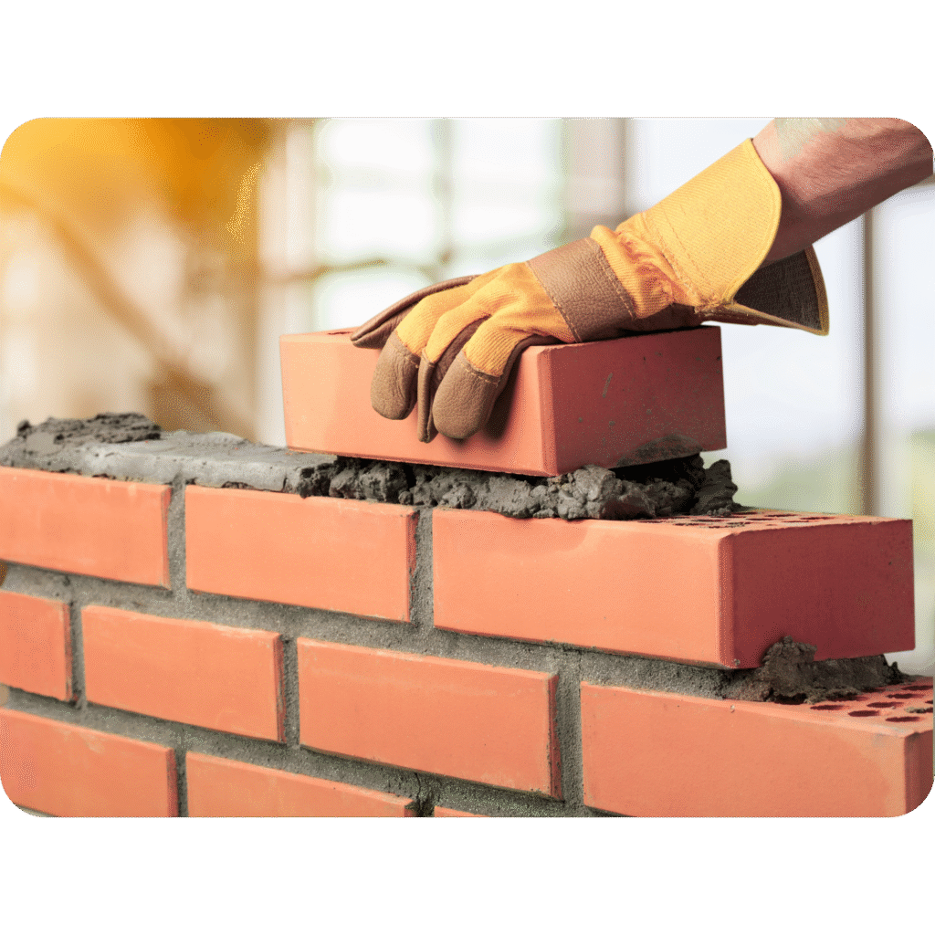 Construction de piscine en béton armé avec finition mosaïque par notre équipe spécialisée