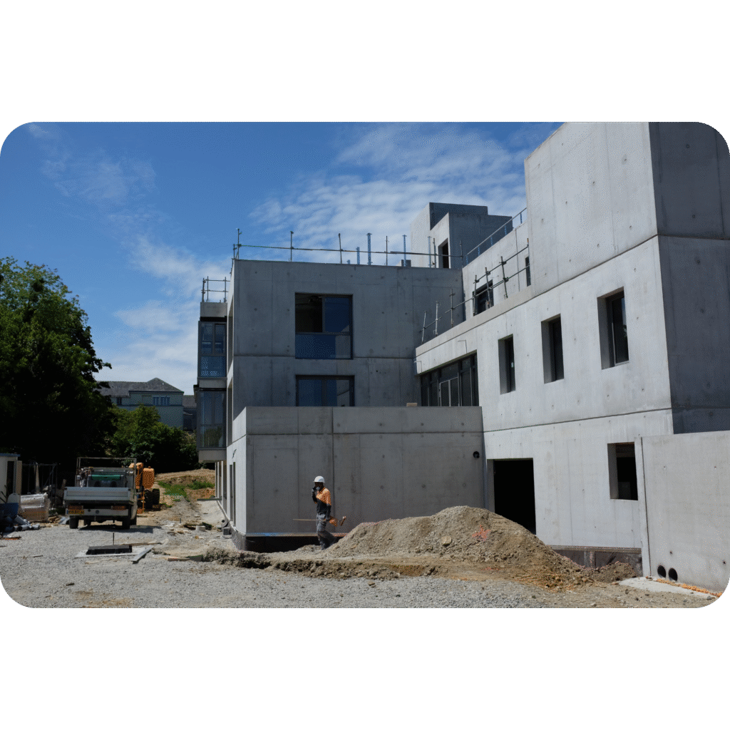 Extension moderne d'un riad avec structure en pisé et ouvertures voûtées traditionnelles