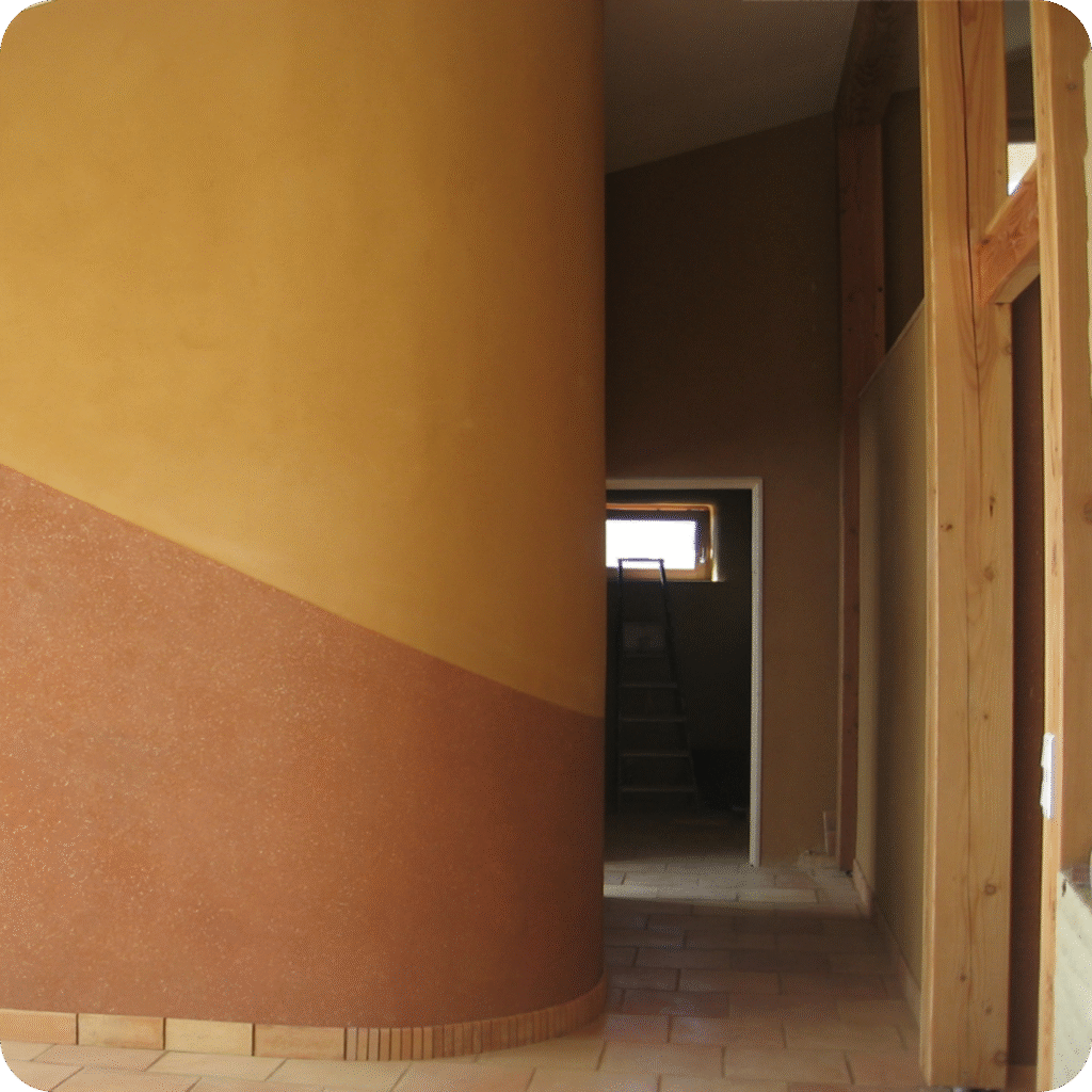 Finition d'enduits tadelakt ou crépi par nos maçons expérimentés à Marrakech